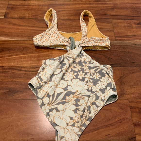 O’Neill girls one pice - Picture 2 of 2